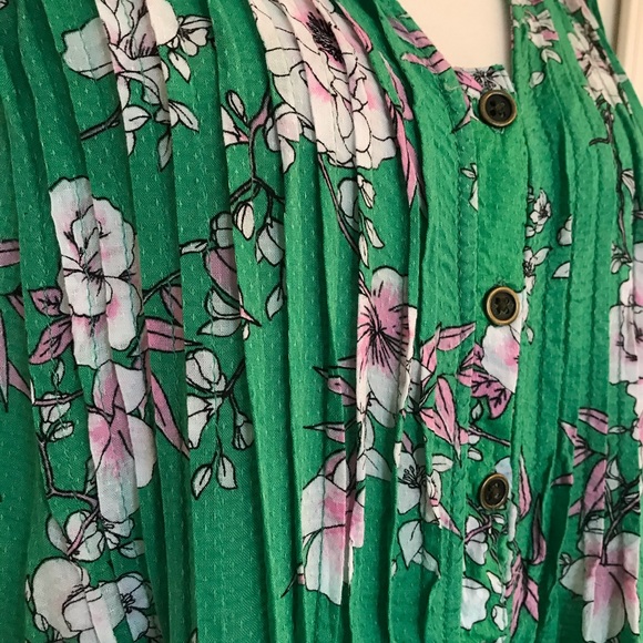 ❌SOLD❌Torrid Sleeveless Floral Pleated Top - Picture 4 of 9